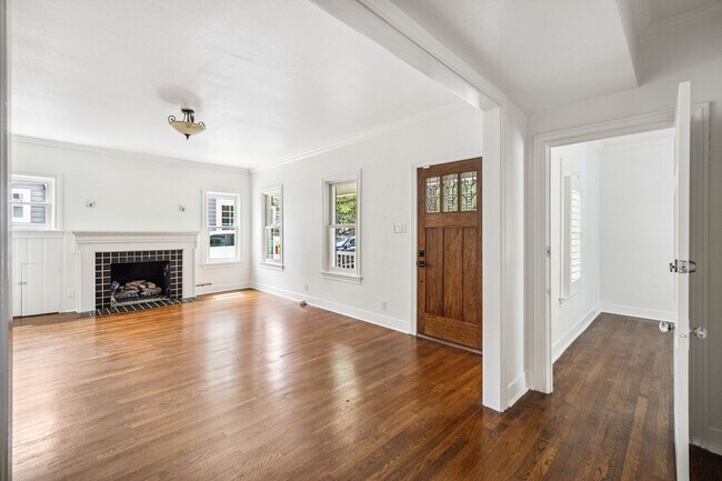 Building Photo - CHARMING 3-BEDROOM IN THE HEART OF ALAMO HEIGHTS