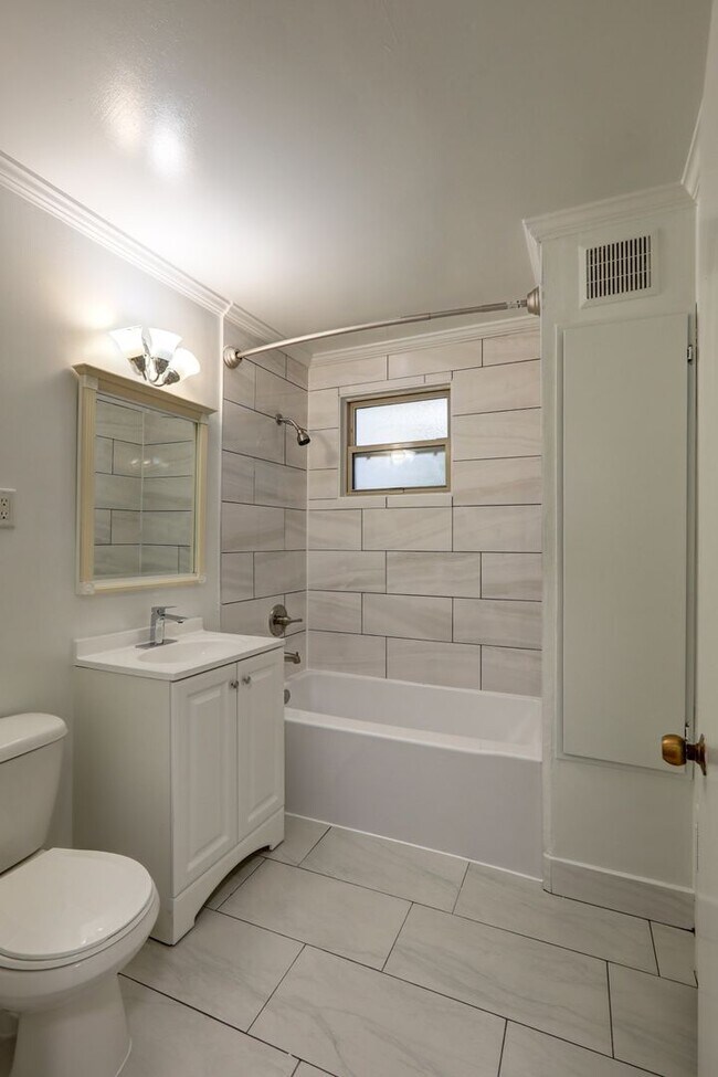 Building Photo - Large Renton Highlands Rambler with Grand ...
