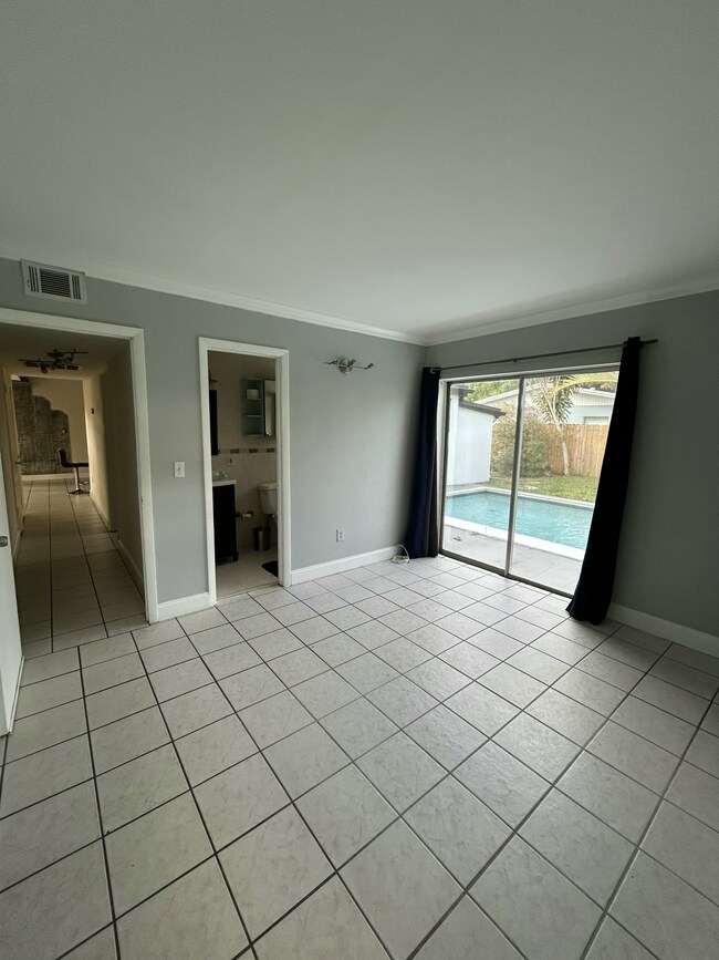 Building Photo - 5839 Daphne Dr