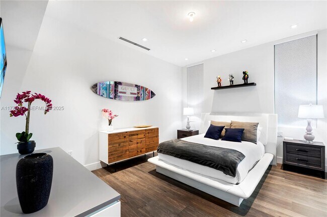 Building Photo - 1400 Bayview Dr