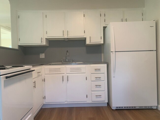 Building Photo - 2  Bedroom Single Family Home