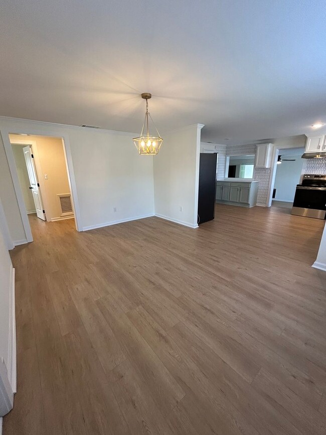 Building Photo - Newly remodeled 4bd/3bath including an att...