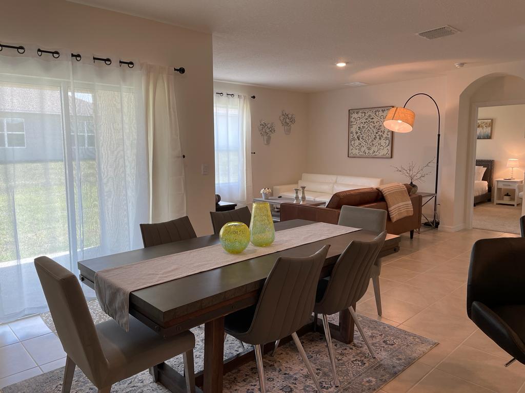 Large dining area fits six - 2688 Magnolia Ave