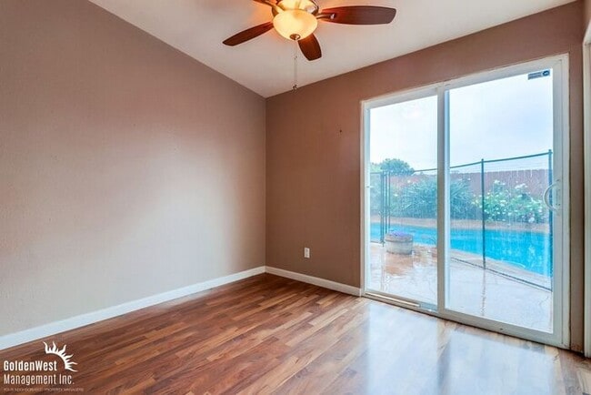 Building Photo - Stunning 3Bdm 2Ba Home with Sparkling Pool...
