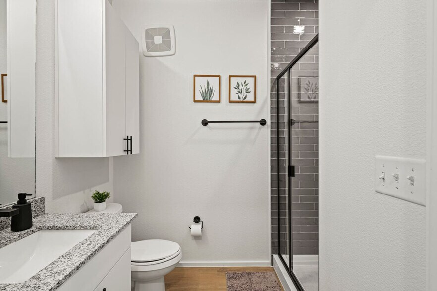 Building Photo - 596 W 9th St