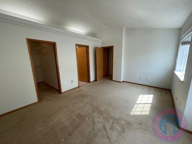Building Photo - Sunnyside Townhome Close to Restaurants  &...