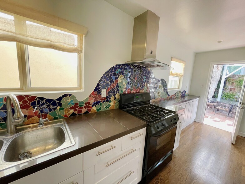 Building Photo - 728 Westbourne Dr