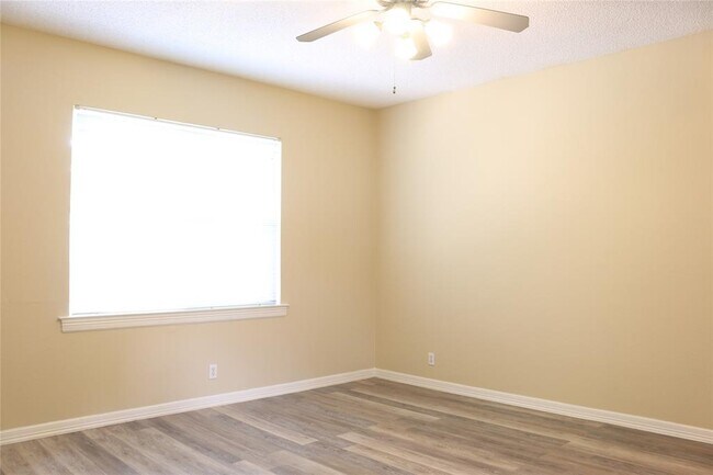 Building Photo - 8408 Siskin Cove
