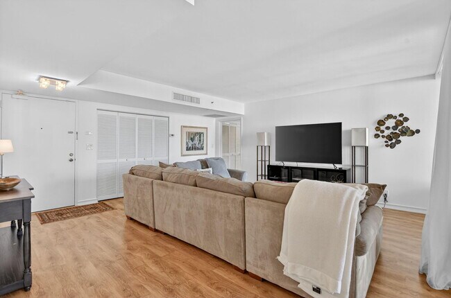 Building Photo - 120 SE 5th Ave