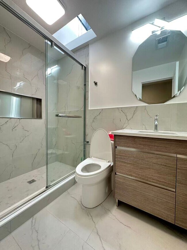 Building Photo - 2b2b house in south Philly Available now