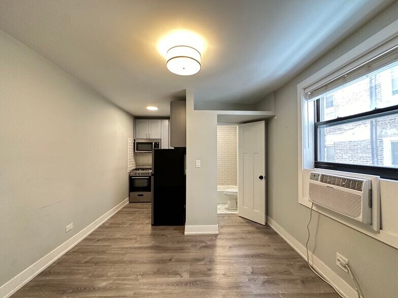 Building Photo - 510 W Belmont Ave