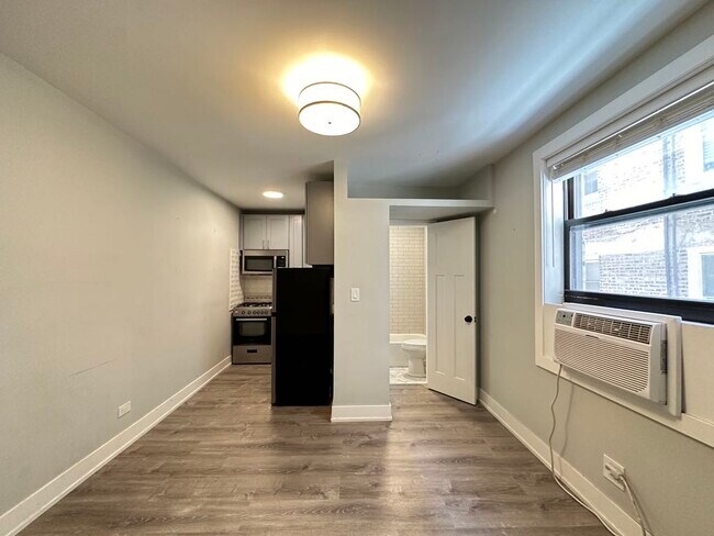 Building Photo - 508 W Belmont