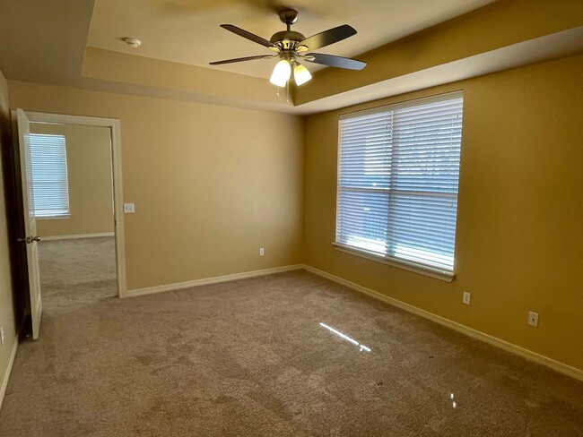 Building Photo - Edmond Home in Gated Community & Deer Cree...