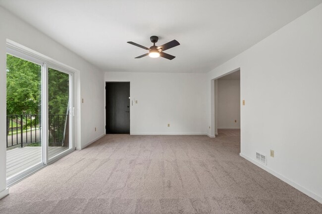 Building Photo - Ready for mid-May, don't miss this SPACIOUS 2-bedroom in the heart of Crafton!