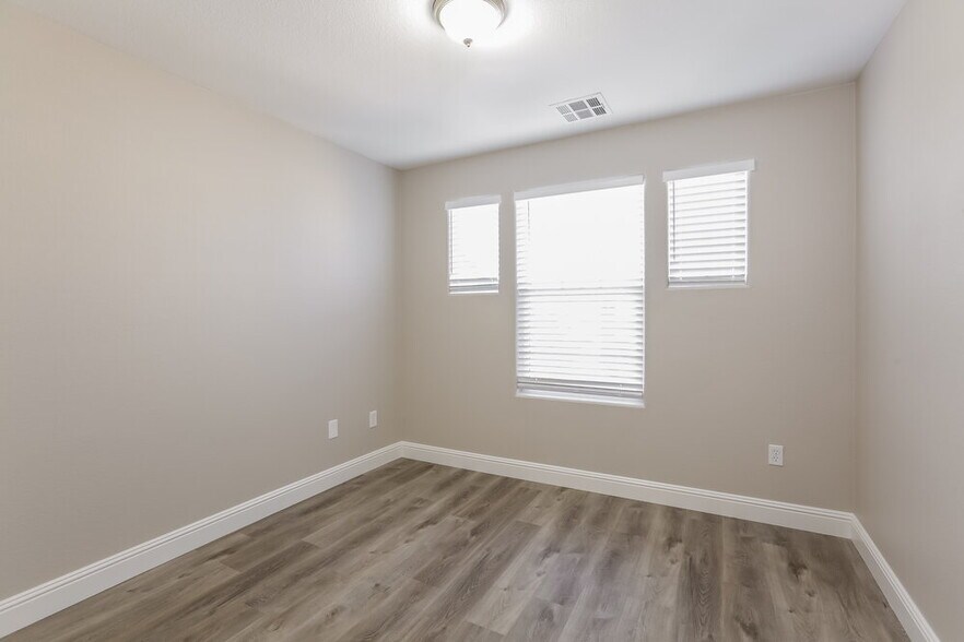 Building Photo - 8735 Le Agavi Ct