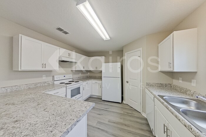 Building Photo - 21 Philmont Ln