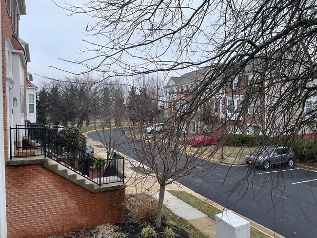 Building Photo - Elegant And Spacious 3 Bed 3.5 Bath Townhome In Vibrant Loudon Parkway Center