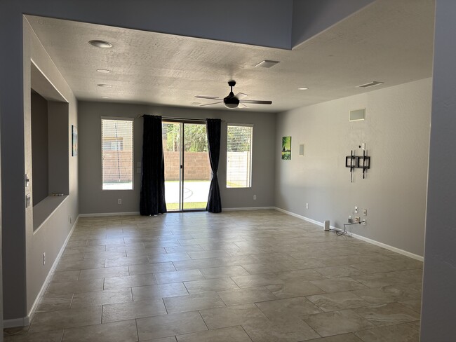 Building Photo - 461 W Flamingo Dr