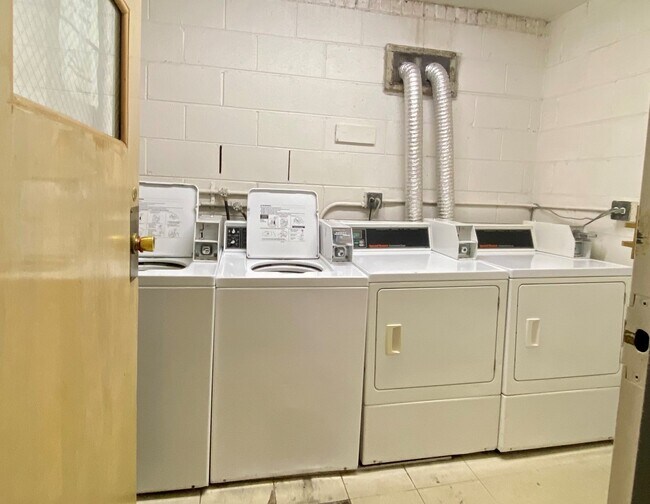 Building Photo - 5949 N Kenmore Ave