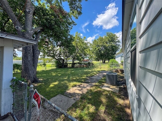 Building Photo - 910 S Austin St