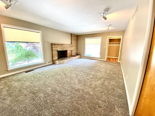 Building Photo - 4 Bedroom 2.5 bath on Central Rim minutes from downtown