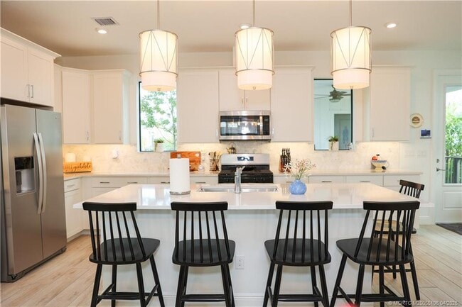 Building Photo - 950 SW Pr Ave