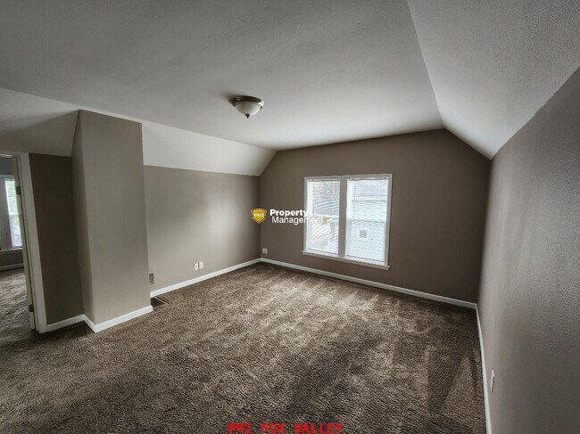 Building Photo - 2 Bedroom Upper