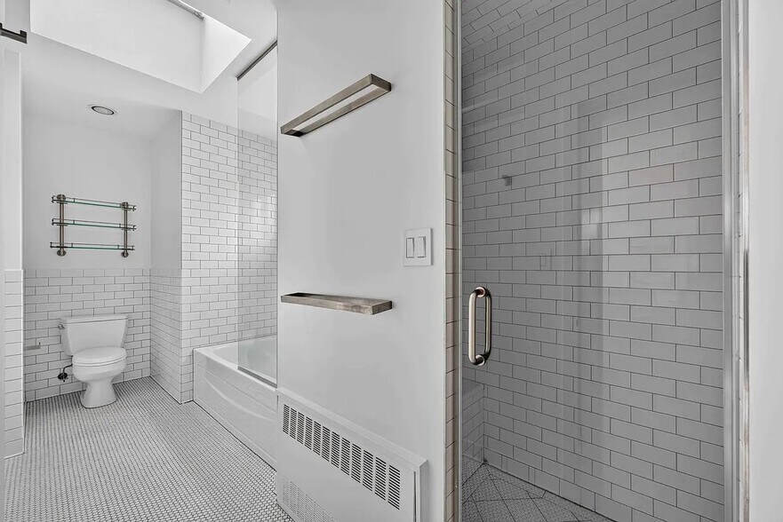Building Photo - 245 E 44th St