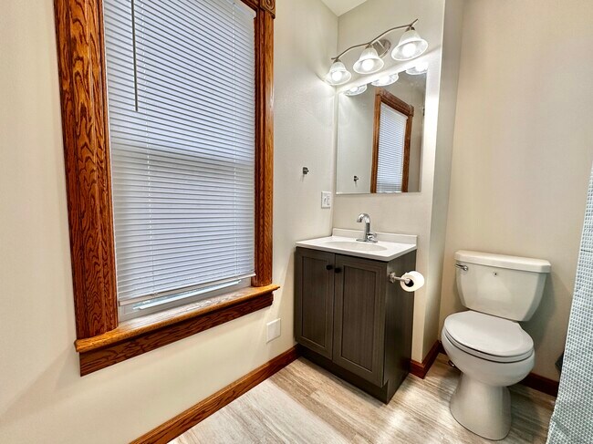 Building Photo - 1008 Giles St