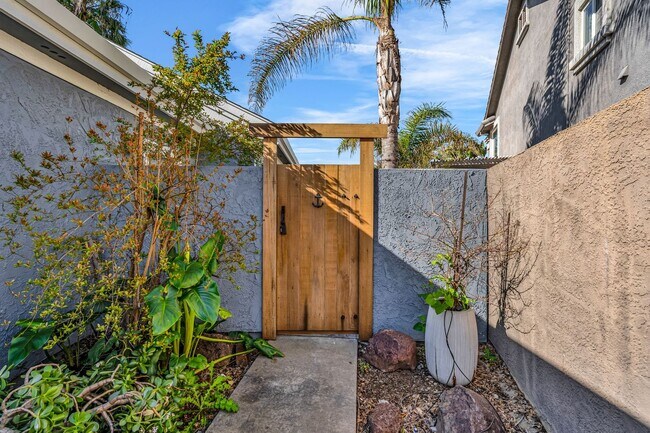 Building Photo - INCREDIBLE LOCATION... END OF CUL DE SAC WITH OVER 100 FEET ON WATER... MARVELOUS DOCK AND DECK W...