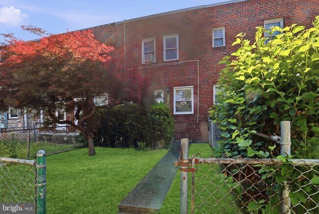 Building Photo - 1701 Montello Ave NE