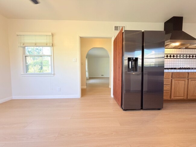 Building Photo - 8821 Aqueduct Ave