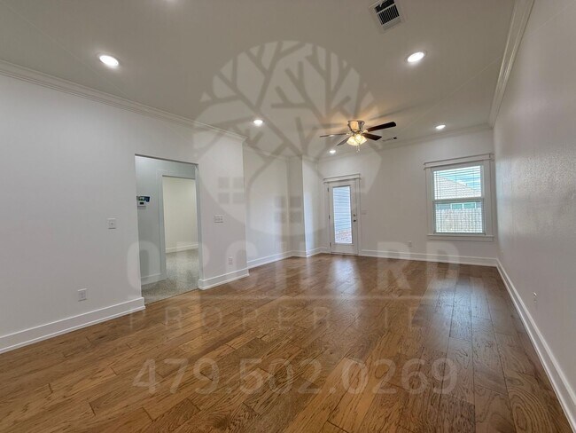 Building Photo - 2000 E Brookview Dr