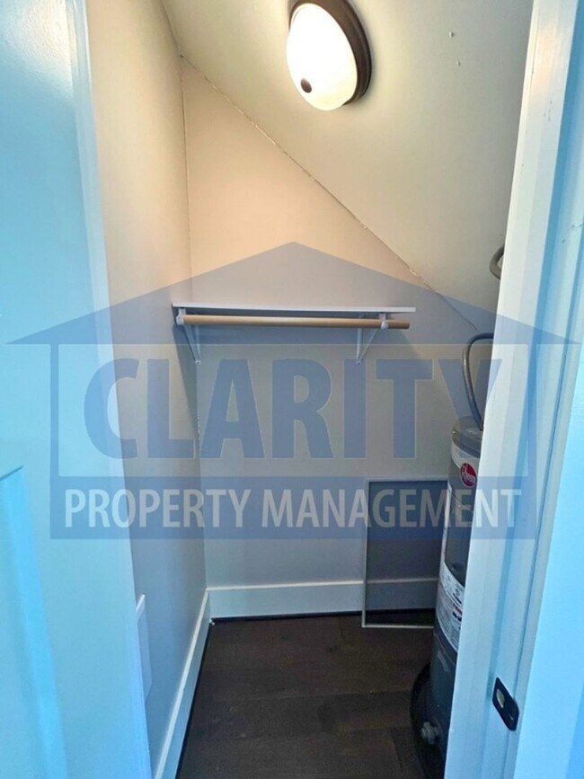 Building Photo - Modern townhome w/ master-on-main!