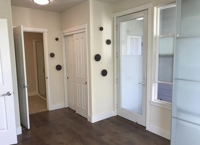 Building Photo - 224 Laurel St