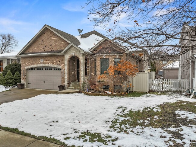 Building Photo - 9743 Oak Park Ave