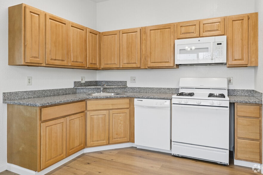 2BR, 2BA - 1140SF - Kitchen - Newell Manor