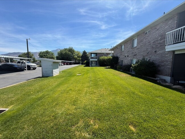 Building Photo - Move In for Less! $1,000 Move-In Credit | 2 Bed 1.5 Bath Condo in Ogden!