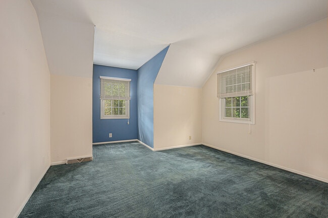 Building Photo - 3310 Lake Dr