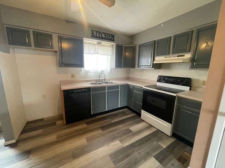 Building Photo - 822 Badger Ln
