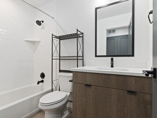 Building Photo - Downtown Beautiful 4 bed, 4 bath town-home