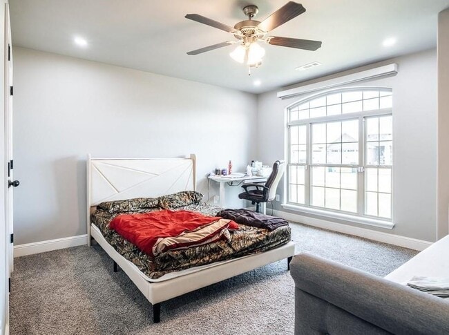 Building Photo - 910 Redfree Dr