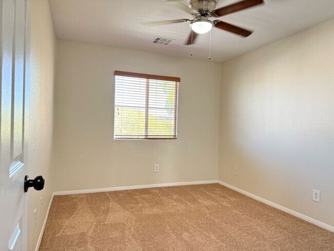 Building Photo - 4 Bedrooms, Den, and Loft