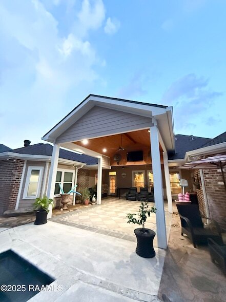 Building Photo - 102 Midland Dr