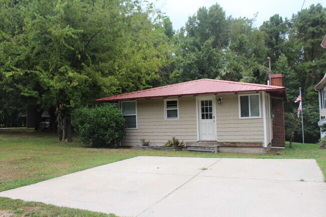 Building Photo - Welcome to Marguretteville on Kerr Lake!