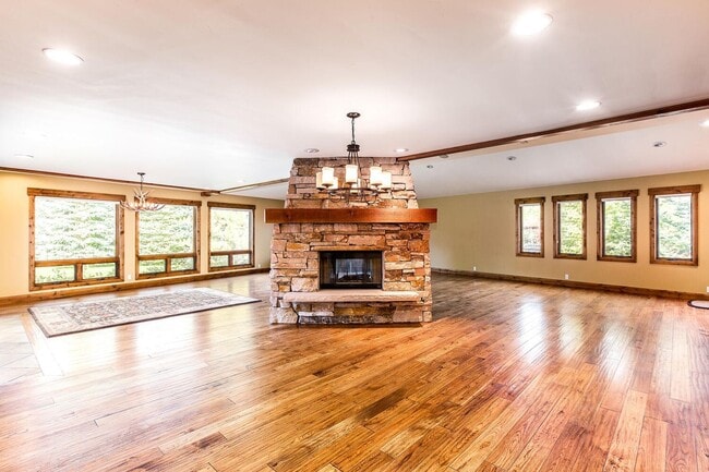 Building Photo - Long term lease in the heart of Park City! Available Mid October 2026