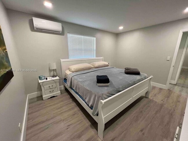 Building Photo - 1925 Dewey St