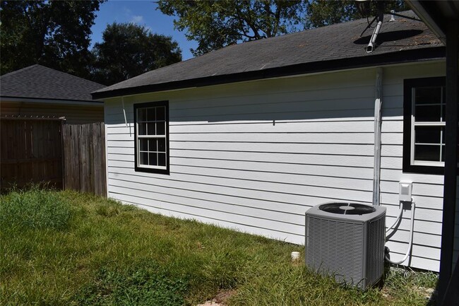 Building Photo - 302 Arrowhead Dr