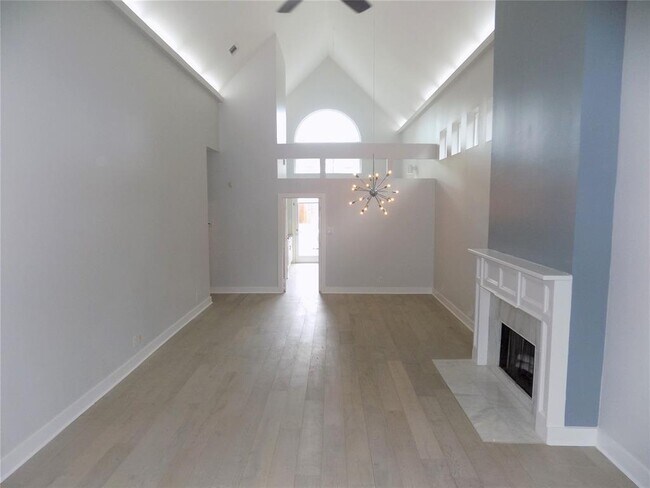 Building Photo - 4254 Bissonnet St
