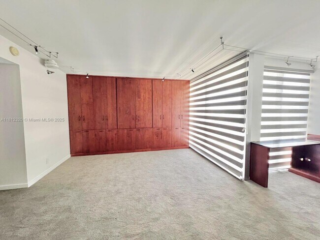 Building Photo - 2025 Brickell Ave